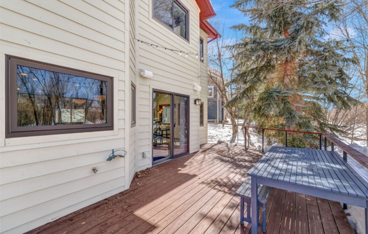 1215 Meadowood Lane Photo