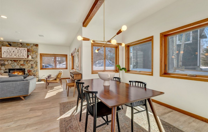 1215 Meadowood Lane Photo