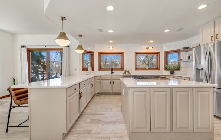 1215 Meadowood Lane Photo