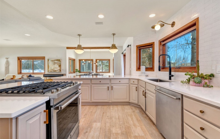 1215 Meadowood Lane Photo