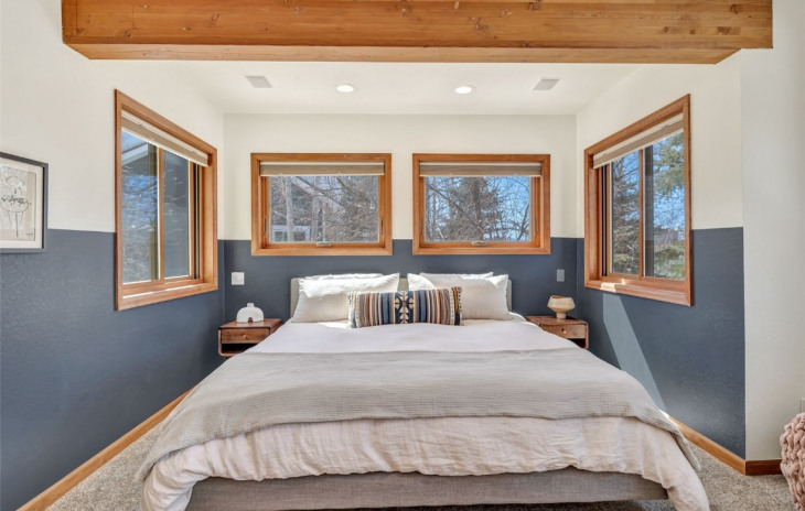 1215 Meadowood Lane Photo