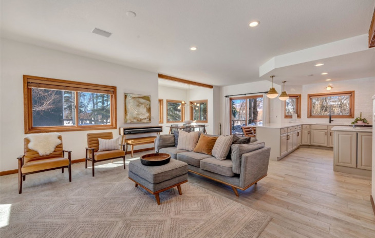 1215 Meadowood Lane Photo