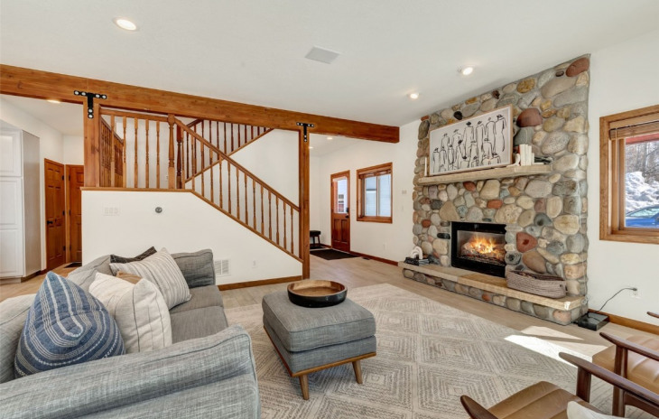 1215 Meadowood Lane Photo