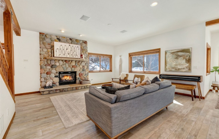 1215 Meadowood Lane Photo