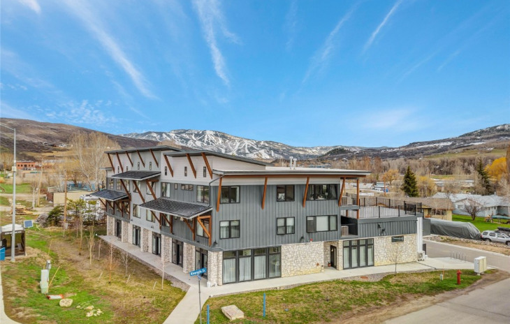 2507 Riverside Drive Photo