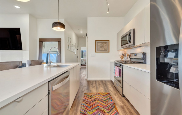 2507 Riverside Drive Photo