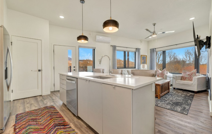 2507 Riverside Drive Photo