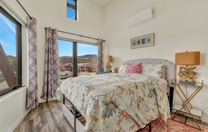 2507 Riverside Drive Photo