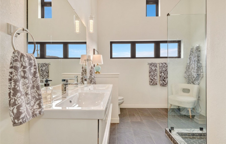 2507 Riverside Drive Photo