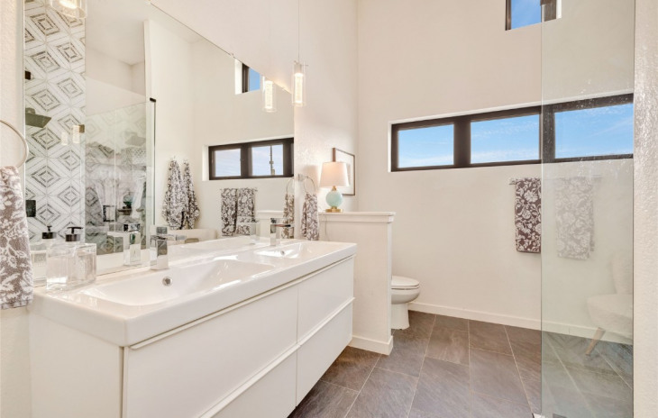 2507 Riverside Drive Photo