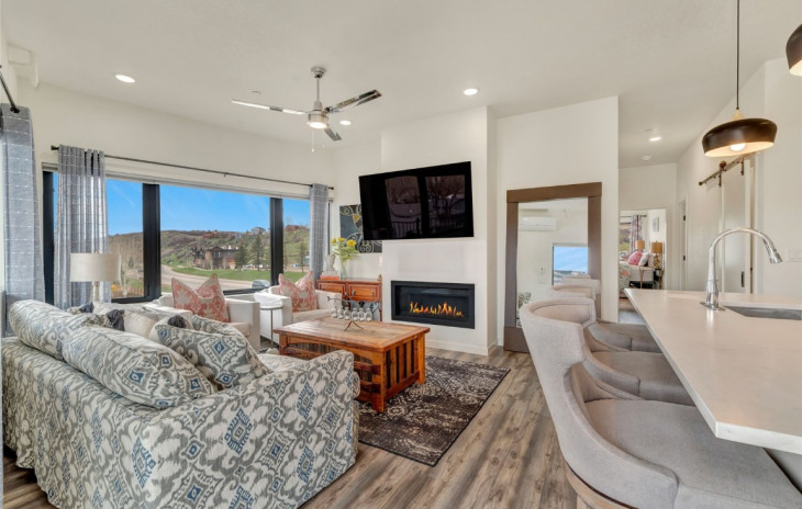 2507 Riverside Drive Photo