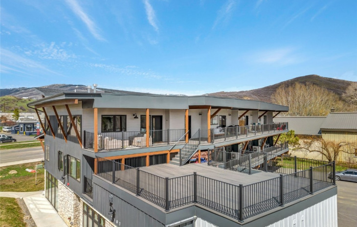 2507 Riverside Drive Photo