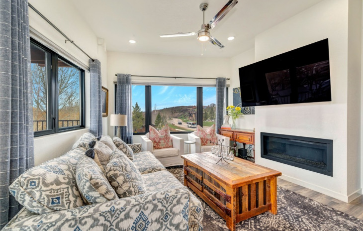 2507 Riverside Drive Photo