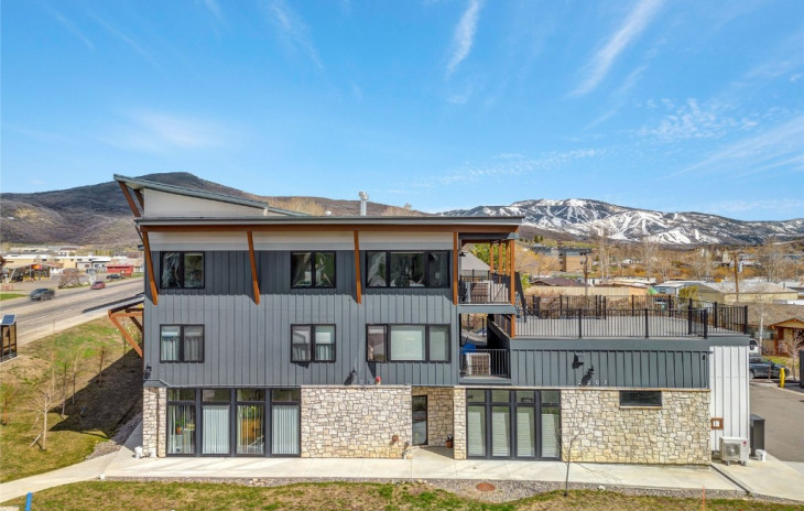 2507 Riverside Drive Photo