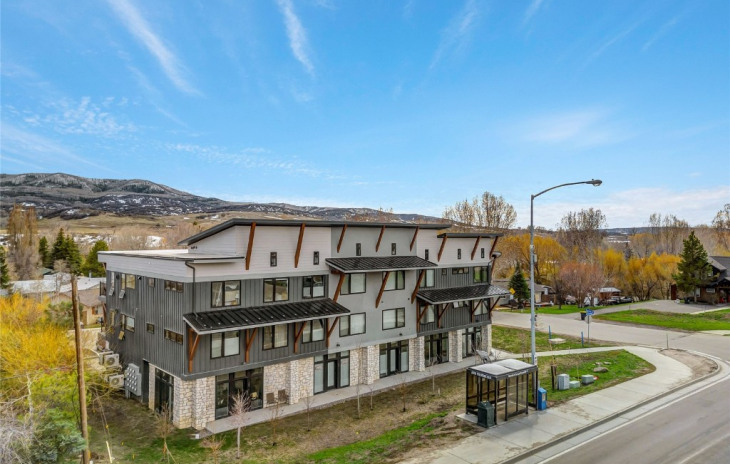 2507 Riverside Drive Photo
