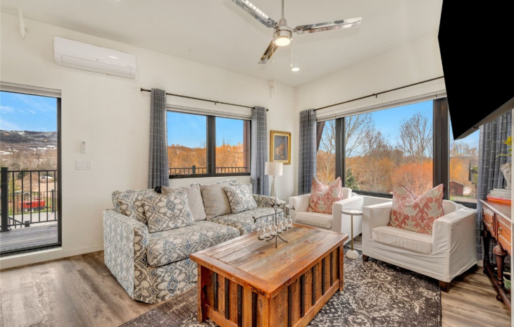 2507 Riverside Drive Photo