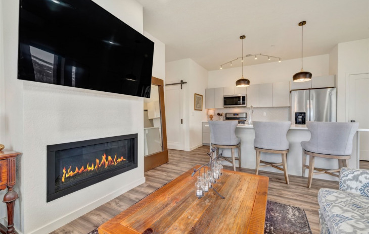 2507 Riverside Drive Photo