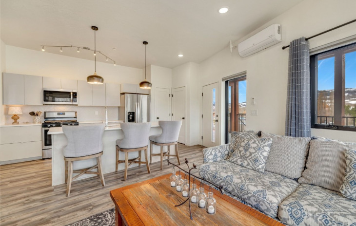 2507 Riverside Drive Photo