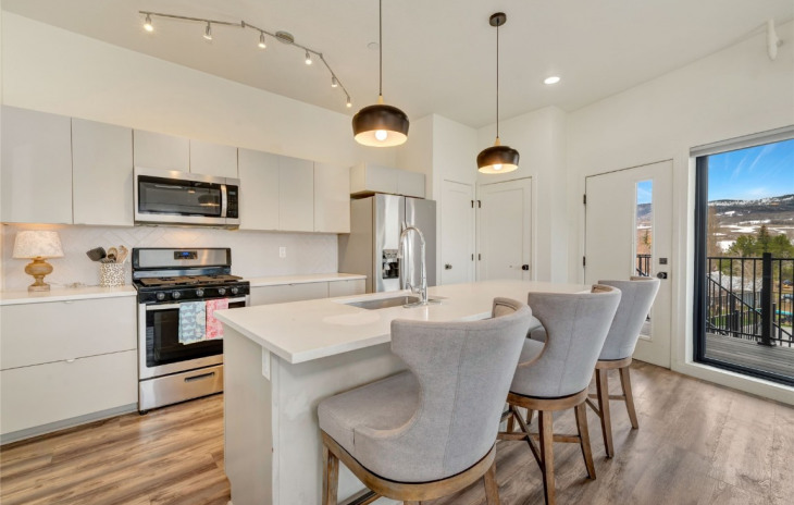 2507 Riverside Drive Photo