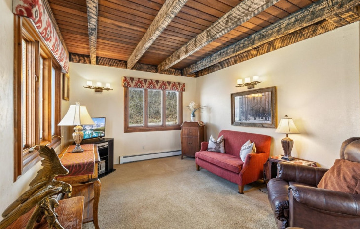 1043 Pine Street Photo