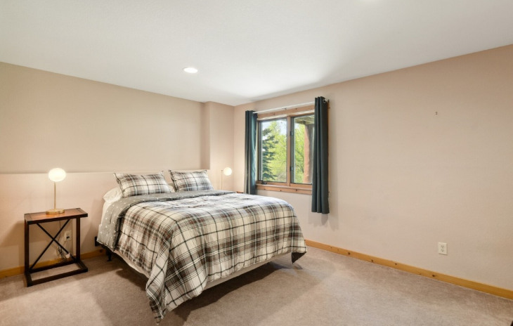 1860 Hunters Drive Photo