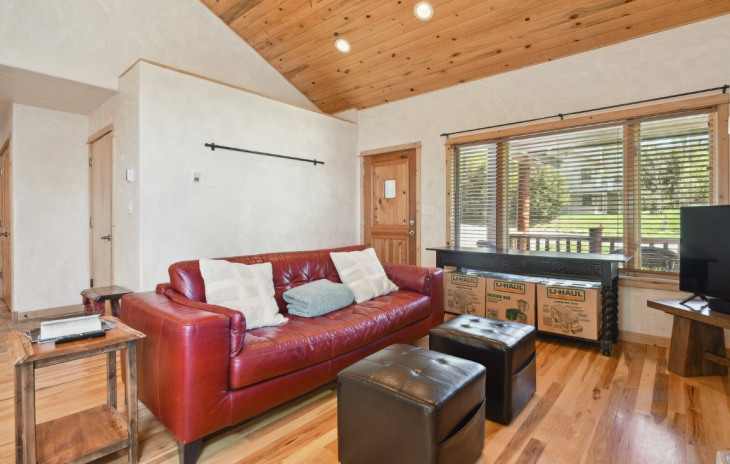 1860 Hunters Drive Photo
