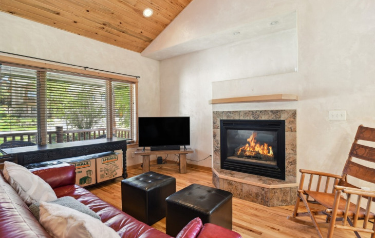 1860 Hunters Drive Photo
