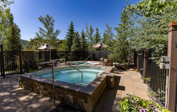 1463 Flattop Circle Photo