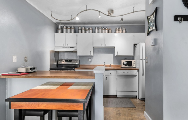 1320 Athens Plaza Photo