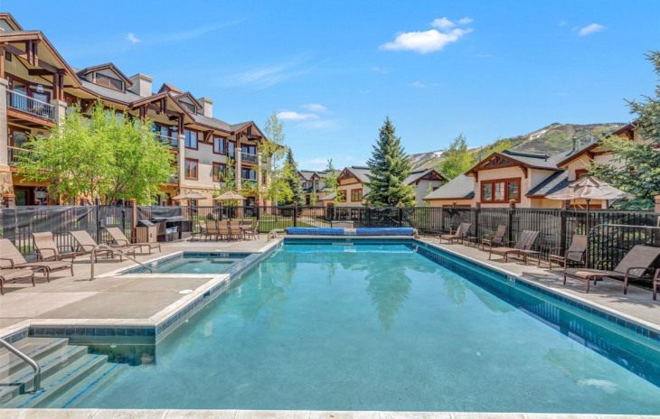 1512 Flattop Circle Photo