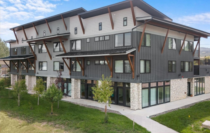 2507 Riverside Drive Photo