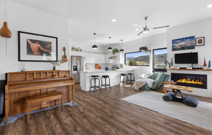 2507 Riverside Drive Photo