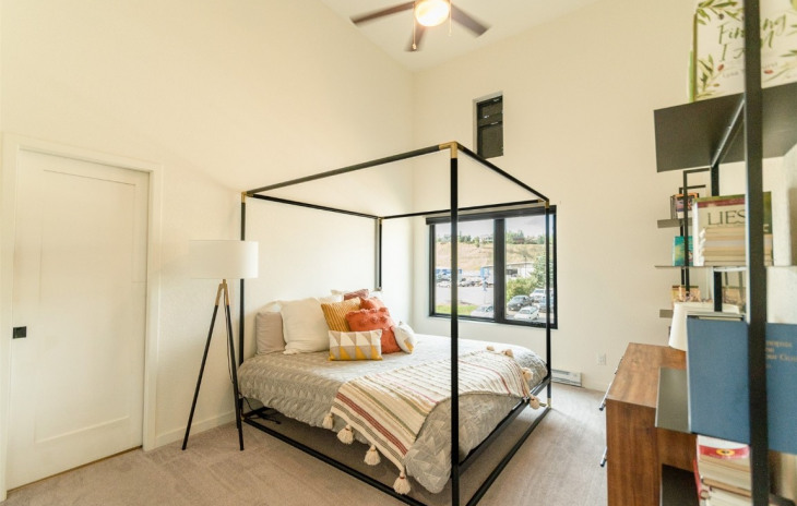 2507 Riverside Drive Photo