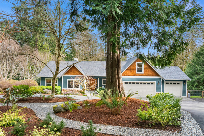 Great curb appeal on a dead end, private lane. 