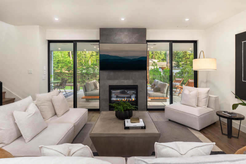 Open Concept living with with lots of light.