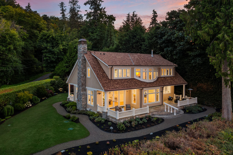 Gorgeous house and very private setting, see no neighbors, you only see spectacular Sound, city and mountain views.