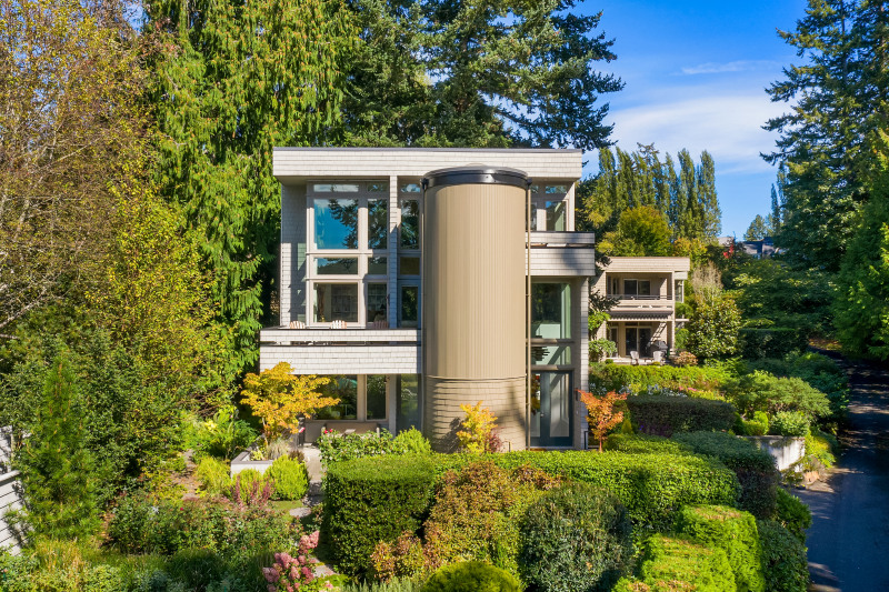 beautifully landscaped resort-like setting that's just a short stroll from shopping, dining and the Seattle ferry.