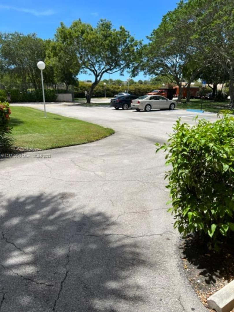 480 Executive Center Dr 1L West Palm Beach Condo Coop For Rent 