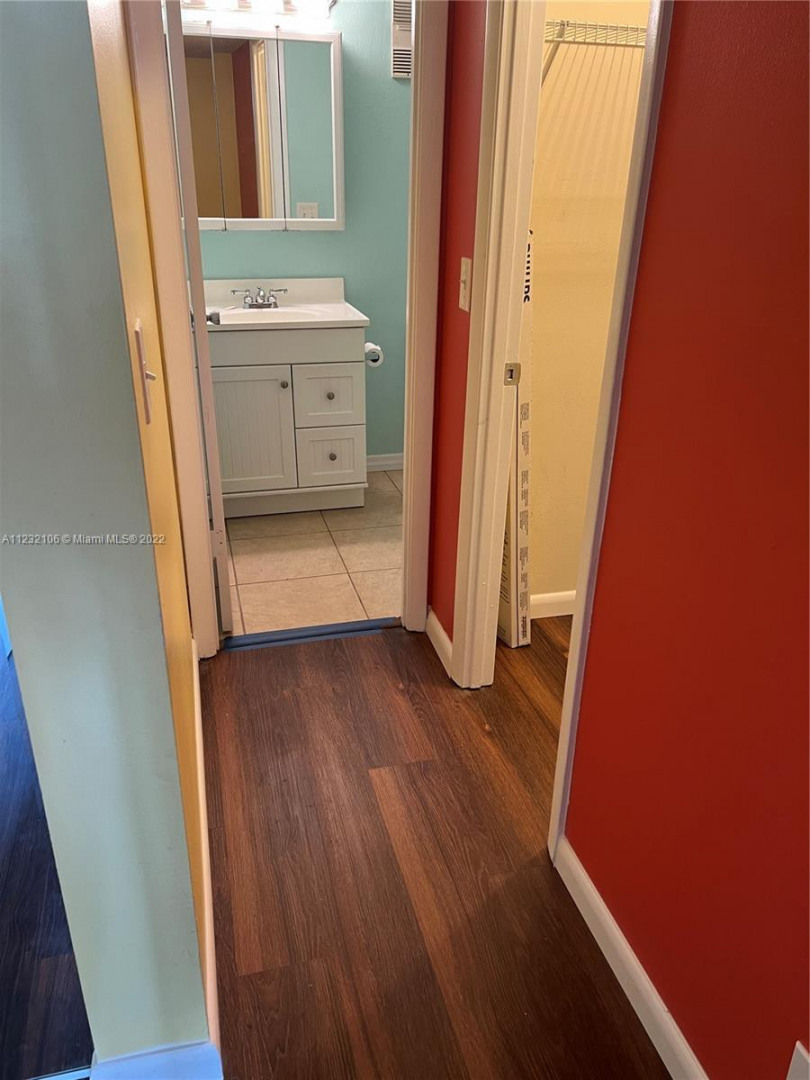480 Executive Center Dr 1L West Palm Beach Condo Coop For Rent 