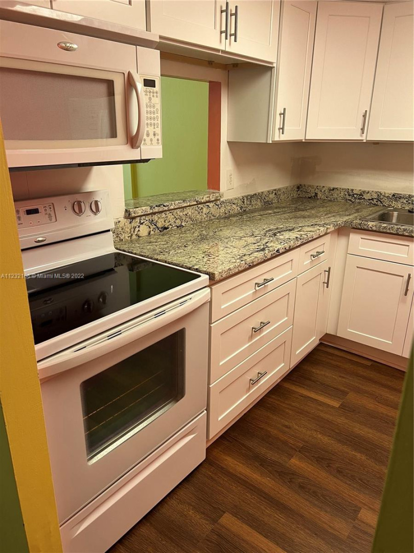 480 Executive Center Dr 1L West Palm Beach Condo Coop For Rent 
