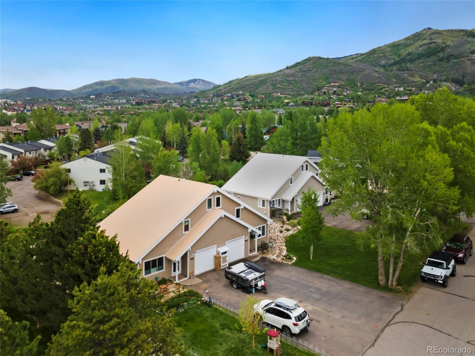 Mountain views and close proximity to the ski area. The free bus is located 1.5 blocks away.
