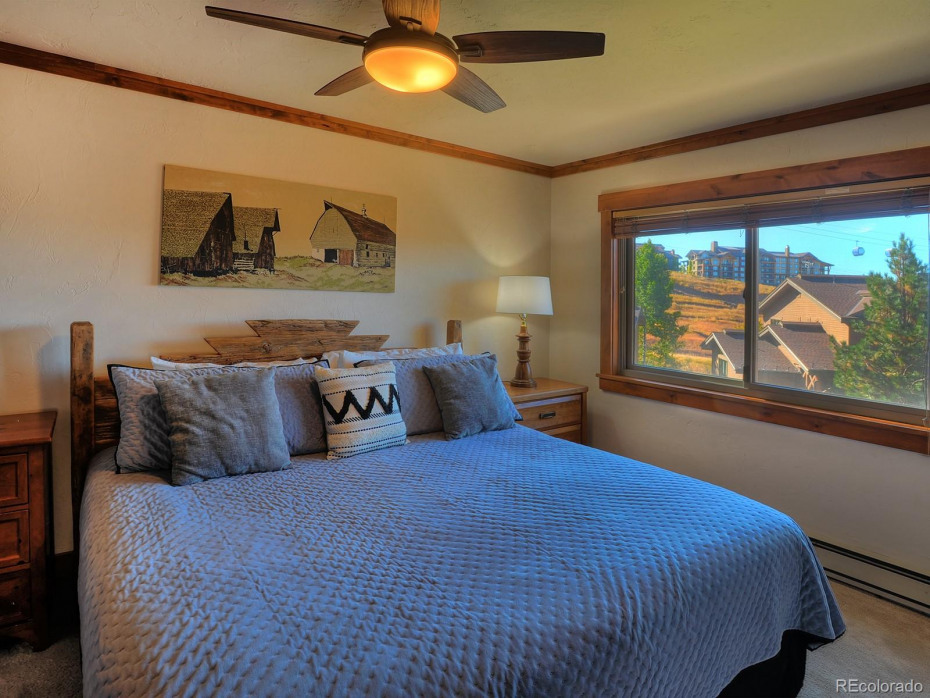 Principal bedroom with ski mountain views