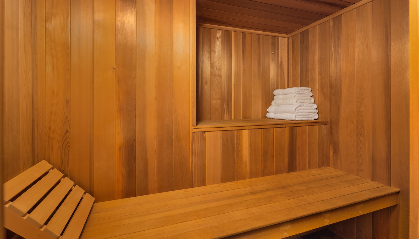 Dry sauna pictured here, wet sauna pictured in the full photo gallery in the Virtual Tour link.